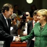 La negativa de Angela Merkel a que la línea de crédito para sanear la banca española no compute como deuda deja al Gobierno más cerca de la petición de ayuda del Banco Central Europeo, que puede producirse antes de un mes, según fuentes gubernamentales.