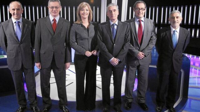 Josu Erkoreka, Alberto Ruiz-Gallardón, María Casado, Ramón Jáuregui, Pere Macias i Arau y Gaspar Llamazares posan antes del debate