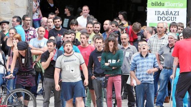 Vecinos de Elorrio, cuando se constituyó el Ayuntamiento de Bildu