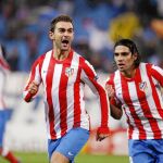 Adrián grita uno de sus goles, mientras Falcao corre detrás de él para felicitarle.