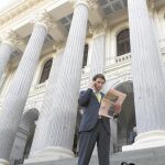 Luis Lorenzo, de Difbroker, en la puerta de la Bolsa de Madrid