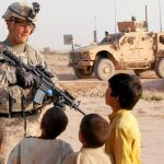 Un soldado de Estados Unidos charla con unos niños durante una patrulla en Kandahar, Afganistán
