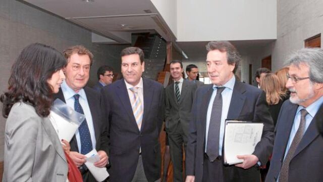 José Antonio De Santiago-Juárez charla con una recuperada Ana Redondo, Javier García Prieto, Carlos Fernández Carriedo y José María González