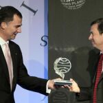El Príncipe Felipe hace entrega al escritor madrileño Javier Moro, del galardón que le acredita como ganador de la 60 Edición del Premio Planeta de Novela, por su obra "El imperio eres tú"