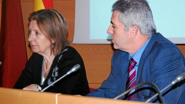 La consejera de Sanidad, junto al secretario general de la Consejería