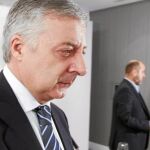 El ministro de Fomento José Blanco, ayer, en Lugo tras participar en un desayuno con empresarios y autónomos