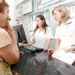 Una farmaceútica atienda a una clienta