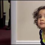 Bajan de un avión a una niña de 18 meses confundida con una terrorista