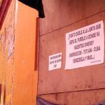 Detalle de la fachada de la iglesia de Santa Catalina, con carteles que reclaman una actuación en el templo