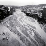 Se puede ver la fuerza del agua que no dudó en arrasarlo todo a su paso, como puentes, viviendas o personas