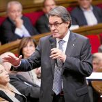 Mas anunció en la sesión de control que suprime la paga extra a los altos cargos para calmar los ánimos