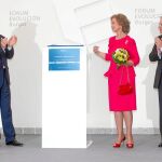 La Reina descubre una placa conmemorativa, en presencia de Lacalle y Herrera
