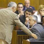 Javier Arenas se acercó ayer a José Antonio Griñán durante el Pleno del Parlamento
