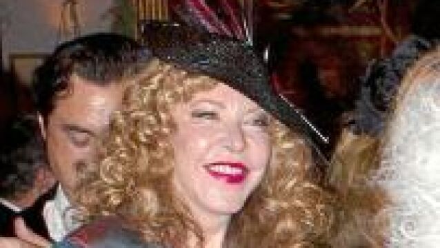 Los expertos coinciden: María Eugenia Fernández de Castro, ex mujer del ausente Jacobo Siruela, fue la más elegante con un «total look red».