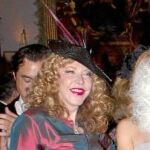 Los expertos coinciden: María Eugenia Fernández de Castro, ex mujer del ausente Jacobo Siruela, fue la más elegante con un «total look red».