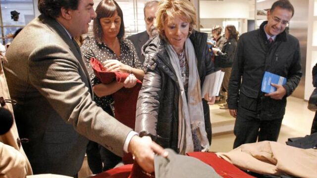 La presidenta de la Comunidad de Madrid hizo una parada en un establecimiento del grupo Inditex, donde adquirió dos pantalones.