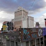 A la suciedad y la ruina del inmueble se suman ahora los botellones, que reúnen a decenas de jóvenes en su azotea