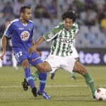 .- El centrocampista del Getafe CF, Diego Castro (i), lucha el balón con el brasileño Iriney Santos Da Silva, del Real Betis