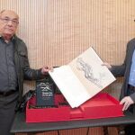 Enrique Sabater, ex secretario de Dalí, y el periodista Víctor Fernández, junto a esta obra-joya