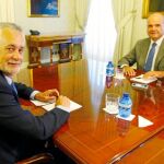 José Antonio Griñán y Manuel Chaves, durante el encuentro institucional que mantuvieron en Madrid, a finales de agosto