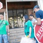 Miembros de la plataforma STOP Desahucios protestan ante una entidad bancaria en Valencia