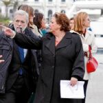 La alcaldesa de Valencia, Rita Barberá le enseña al secretario de Estado de Administraciones Públicas, Antonio Beteta la marina real en compañía del director general del Consorcio, Pablo Landecho