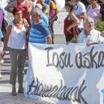 Miembros de Herrira se concentraron ayer frente al Hospital Donostia, donde está ingresado el etarra Josu Uribetxebarria, uno de los secuestradores de Ortega Lara, para reclamar su libertad