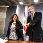 Sáenz de Santamaría y Riuz-Gallardón durante la rueda de prensa tras el Consejo de Ministros