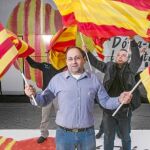 El portavoz de la plataforma junto al autobús que recorre Cataluña con el mensaje «Dale la vuelta» para que los ciudadanos puedan expresarse con normaldad