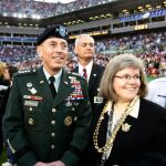 Petraeus en una imagen de archivo con su mujer, Holly