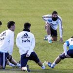Cristiano (al fondo) junto con varios de sus compañeros durante el entrenamiento, entre ellos, Callejón