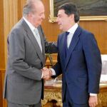 El Rey saludó a Ignacio González en la Sala de Audiencias del Palacio de la Zarzuela