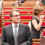 Felip Puig conversa con Artur Mas en el Parlament ante Joana Ortega y Ramon Espadaler