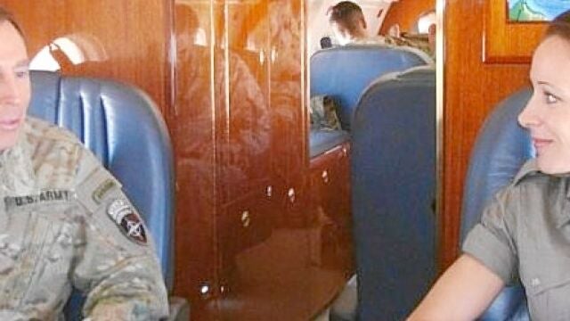 Petraeus invitó a Broadwell a Kabul para «documentarse para la tesis»