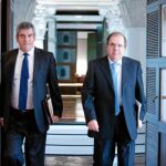 El presidente Herrera accede a la Sala de Mapas de Presidencia, junto al secretario autonómico del PSOE, Julio Villarrubia