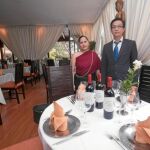 Darren Valdez y Vivian Mistang, en el comedor del local