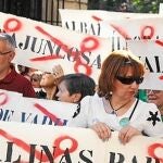 JOSÉ MANUEL MARTÍNEZ CENZANO Ex presidente de las Cortes de Castilla-La Mancha, ex alcalde de Cuenca y ex Defensor del Pueblo CLM . En una protesta en Cuenca en 2011.