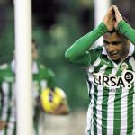 El jugador del Real Betis Rubén Castro celebra tras marcar ante el Granada,