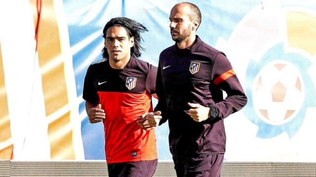 Falcao, ausente en Coimbra porque no juega en Europa (en la imagen con el recuperador Pitillas), tendrá 3.000 colombianos apoyándole