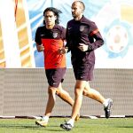 Falcao, ausente en Coimbra porque no juega en Europa (en la imagen con el recuperador Pitillas), tendrá 3.000 colombianos apoyándole