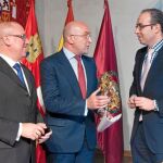 El presidente de la Diputación de Valladolid, Jesús Julio Carnero, junto a Alfonso Centeno y Víctor Alonso