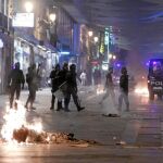 «Fin de fiesta» con barricadas de fuego