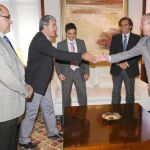 Valcárcel mediará con Soria para reactivar la producción renovable