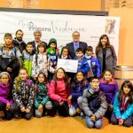 Foto de familia del consejero Rey y José Moro con los escolares premiados