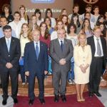 Imagen de los estudiantes con representantes de la Católica
