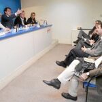 El secretario autonómico del Partido Popular, Alfonso Fernández Mañueco, da la palabra a un asistente a la reunión.