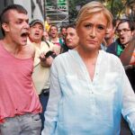 Cifuentes insultada escupida y acorralada