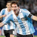 Messi celebra uno de sus dos goles a Uruguay el viernes