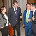 El consejero de Fomento y Medio Ambiente, Antonio Silván, conversa con varios consejeros de otras regiones antes de la Sectorial del ramo, ayer en Madrid
