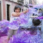 Una vecina trabaja en la decoración de la calle Fraternitat, ganadora de la pasada edición. Para este año están preparando una enorme pista de baile de la que colgarán faldas de tul.